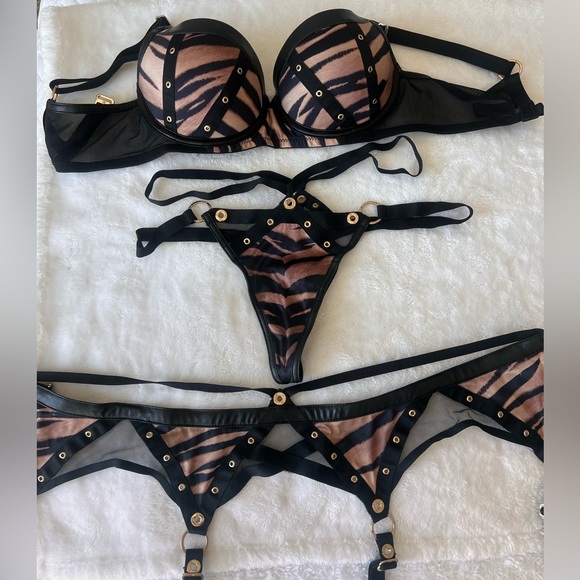Honey Birdette 3 Piece Set - 32D bra XS Garter XS Thong - No Longer Sold Online - Picture 4 of 7